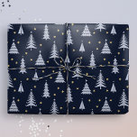 Nordic Stone Blue-Grey kerstbomen donker Cadeaupapier<br><div class="desc">Deze donkerblauwe cadeauverpakking is voorzien van een feestelijke Scandinavische bosscène met stenen blauw-grijze kerstbomen en kleine gouden sterren. Het is klaar om een vleugje magie en verwondering toe te voegen aan uw wintervakantie feesten met uw dierbaren. Origineel kunstwerk van Marketa Stengl.</div>