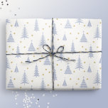 Nordic Stone Blue-Grey kerstbomen wit Cadeaupapier<br><div class="desc">Deze romige witte cadeauverpakking heeft een feestelijke Scandinavische bosscène met stenen blauw-grijze kerstbomen en kleine gouden sterren. Het is klaar om een vleugje magie en verwondering toe te voegen aan uw wintervakantie feesten met uw dierbaren. Origineel kunstwerk van Marketa Stengl.</div>