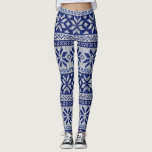 Nordic Winter Snowflake Knit Pattern Blue Leggings<br><div class="desc">Maak je winterkast af met deze leuke leggings van hoge kwaliteit met een winterpatroon van witte sneeuwvlokken tegen een blauwe achtergrond. Ideaal voor de feestdagen of voor dagelijkse winteractiviteiten en werkouts.</div>