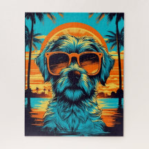 Norfolk Terrier met zonnebril op het strand