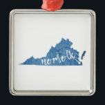 Norfolk Virginia Wood Grain Metalen Ornament<br><div class="desc">De stad Norfolk ligt strategisch in het zuidoosten van Hampton Roads aan de monding van een van de snelst groeiende havens van het land. Dit elegante ontwerp show de omtrek van Virginia met een blauwe achtergrond van houtkorrels en heeft Norfolk geschreven in prachtige krullend.</div>