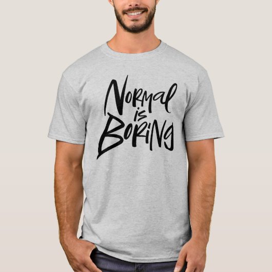 Normaal is saai grappig modern belettering motto t-shirt (Voorkant)