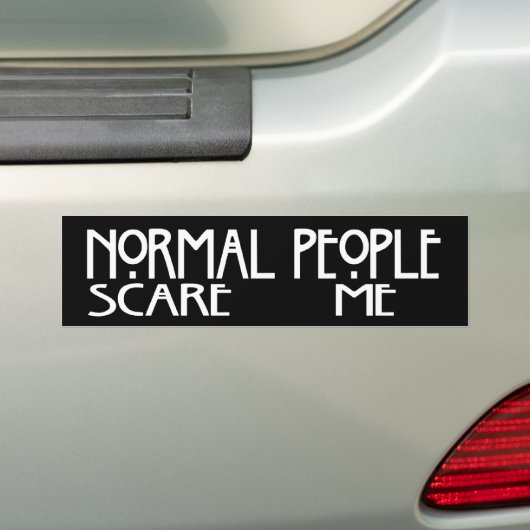 Normale mensen geven me om - zwarte bumpersticker (Op auto)