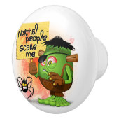 'Normale mensen schrikken me' Frankenstein karakte Keramische Knop (Rechts)