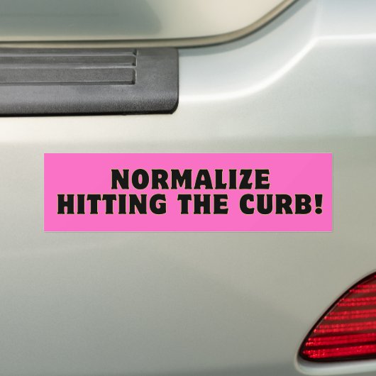 Normaliseer het raken van de stoeprand! Schattigee Bumpersticker (Op auto)