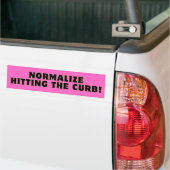 Normaliseer het raken van de stoeprand! Schattigee Bumpersticker (Op Truck)