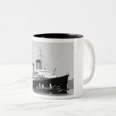 Normandie Enters NY Harbour Tweekleurige Koffiemok (Voorkant rechts)