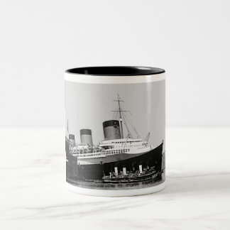 Normandie Enters NY Harbour Tweekleurige Koffiemok