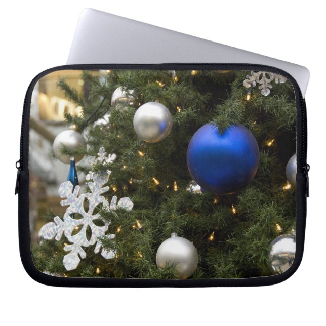North America. kerstversieringen op boom. Laptop Sleeve (Voorkant)
