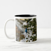 North America. kerstversieringen op boom. Tweekleurige Koffiemok (Links)