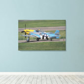 North American P-51 D Dazzling Donna op de Canvas Afdruk (Insitu (Houten vloer))