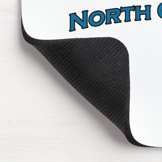 North Carolina Arched Text Logo Muismat (Hoek)