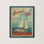 North Carolina Jigzaag Puzzle Sailboot Retro Revel Legpuzzel<br><div class="desc">Deze groeten uit North Carolina hebben een nautisch ontwerp voor een boot die op het water zeilt met zeemijlen en een blauwe hemel gevuld met prachtige witte wolken.</div>