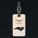 North Carolina Kaart Bagagelabel, Trouwfeest Bagagelabel<br><div class="desc">Deze state-bagagelabels zijn de perfecte trouwfeest-cadeau labels of welkomsttas-labels.  Bind het aan je bruidsmeisjescadeaus in plaats van een typisch papieren cadeaukaartje,  en ze kunnen het maanden en jaren gebruiken. De labels hebben een perzik abrikozen waterverf achtergrond. Om het hart op de trouwlocatie te plaatsen,  gebruik je de optie "aanpassen".</div>