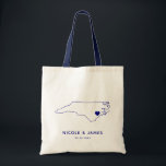 North Carolina Wedding Welcome Bag Map Tas, marine Tote Bag<br><div class="desc">Een welkome cadeautas van een bruiloft met kaart-afbeelding. Je gasten zullen graag in hun hotel kijken en dit tas vinden vol met behandelingen die op hen wachten. U kunt het hart op de locatie van uw grote dag plaatsen met behulp van de functie "Pas verder aan".</div>