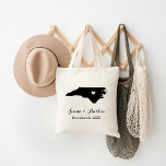 North Carolina Wedding Welcome Tote Bag<br><div class="desc">Welkom uit de stadsuittrouwgasten met een tas vol snacks en een persoonlijke behandeling met de staat waar je gaat trouwen, de bruid- en bruinnamen en de trouwdatum. Klik op Aanpassen om het hart te verplaatsen naar elke stad of locatie op de staatskaart. Gebruik de ontwerphulpmiddelen om de monogram tekstdoopvonten en...</div>