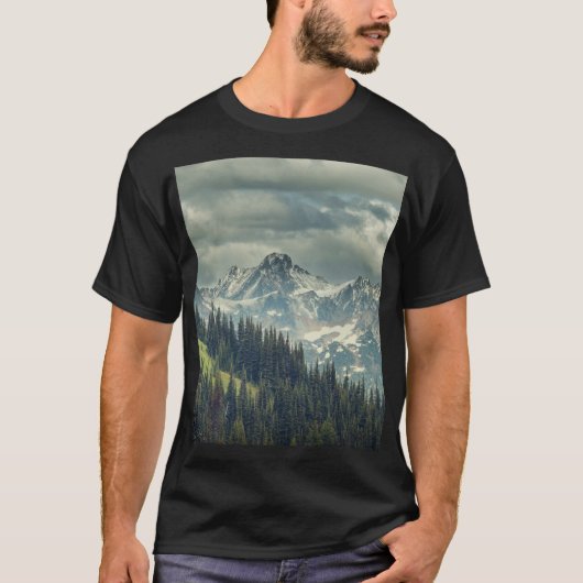 North Cascade: Majestic Mountain Peak. T-shirt (Voorkant)