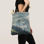 North Cascade: Majestic Mountain Peak. Tote Bag (Dichtbij)