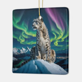 “Northern Sky Wanderer” – Sneeuwluipaard Portret Keramisch Ornament (Links)