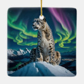 “Northern Sky Wanderer” – Sneeuwluipaard Portret Keramisch Ornament (Achterkant)