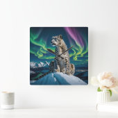 “Northern Sky Wanderer” – Snow Leopard Portrait Vierkante Klok (Huis)