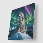 “Northern Sky Wanderer” – Snow Leopard Portrait Vierkante Klok (Hoek)