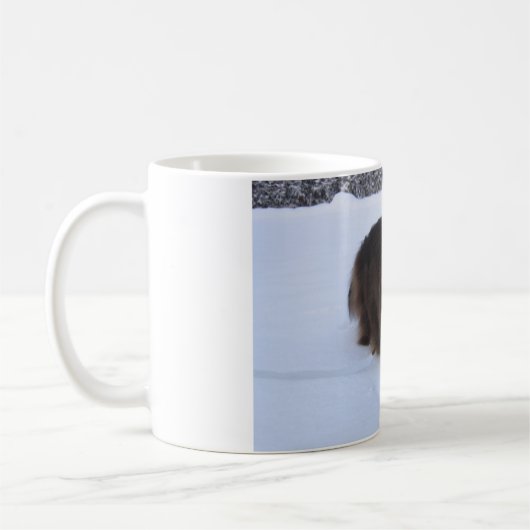 norwegian forest cat in snow koffiemok (Links)