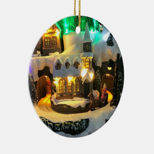 Nostalgisch bergdorp tegen sneeuwscene keramisch ornament (Rechts)
