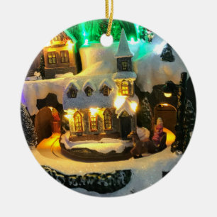 Nostalgisch bergdorp tegen sneeuwscene keramisch ornament