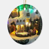 Nostalgisch bergdorp tegen sneeuwscene keramisch ornament (Links)