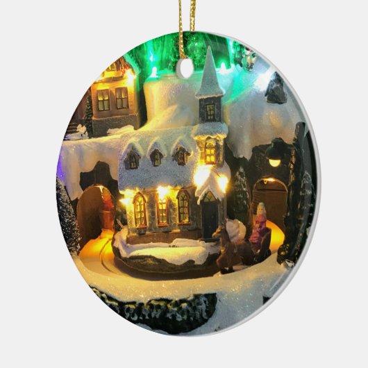 Nostalgisch bergdorp tegen sneeuwscene keramisch ornament (Links)