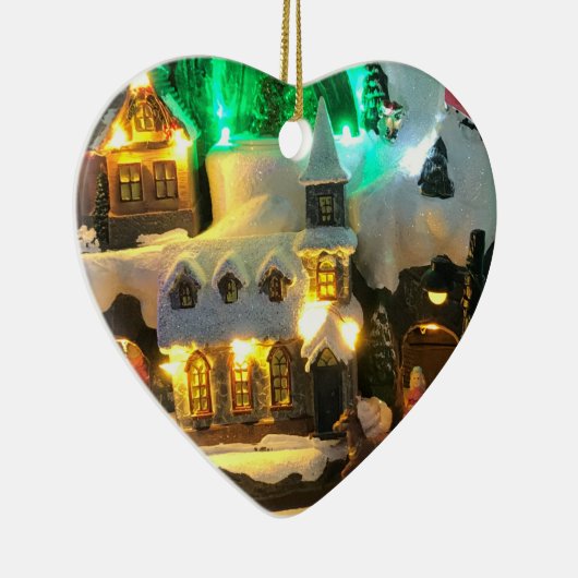 Nostalgisch bergdorp tegen sneeuwscene keramisch ornament (Rechts)