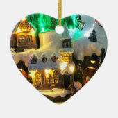 Nostalgisch bergdorp tegen sneeuwscene keramisch ornament (Voorkant)