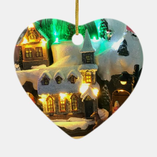 Nostalgisch bergdorp tegen sneeuwscene keramisch ornament (Achterkant)