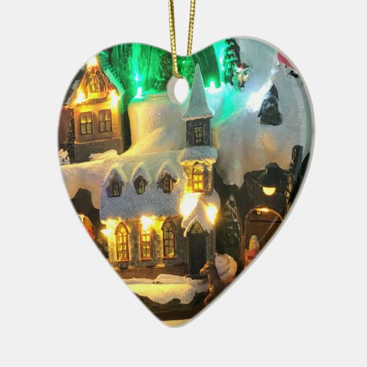 Nostalgisch bergdorp tegen sneeuwscene keramisch ornament (Links)