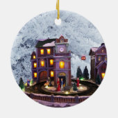 Nostalgisch ouderwets huis tegen besneeuwde achter keramisch ornament (Achterkant)