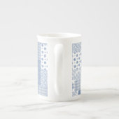Nostalgische Indigo Faux Patchwork Bone China Mok (Achterkant)