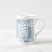 Nostalgische Indigo Faux Patchwork Bone China Mok (Rechts)
