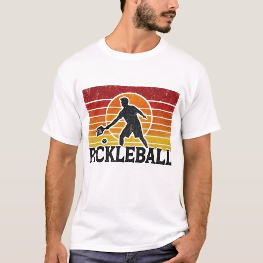 Nostalgische Pickleball Paddle en grafische speler T-shirt (Voorkant)
