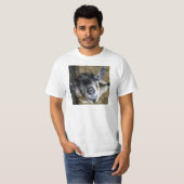 Nosy Goat die naar boven kijkt T-shirt (Voorkant volledig)