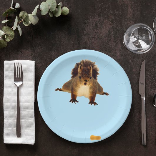 Nosy red squirrel in snow blue papieren bordje