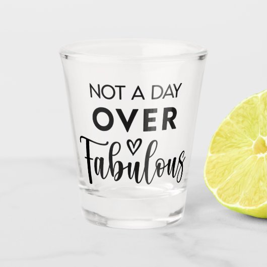Not a Day Over Fabulous – Funny Birthday Quote Shot Glas (Voorkant)