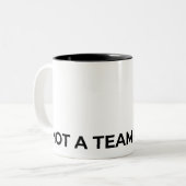 Not A Team Player Typographic Minimalist Tweekleurige Koffiemok (Voorkant links)