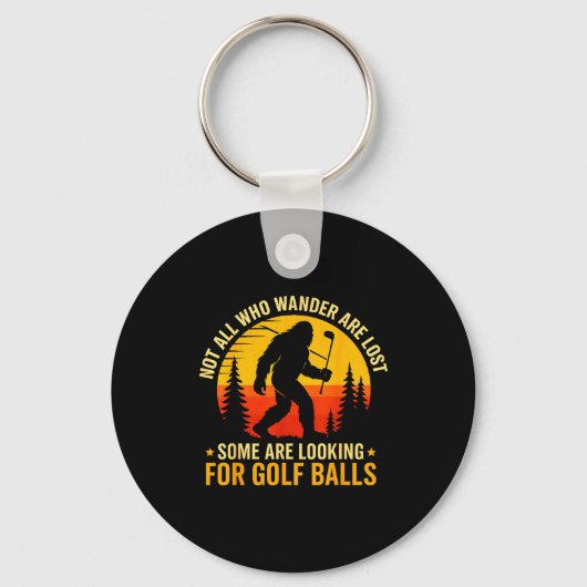 Not All Who Wander Are Lost Funny Bigfoot Golfing Sleutelhanger (Voorkant)