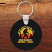 Not All Who Wander Are Lost Funny Bigfoot Golfing Sleutelhanger (Voorkant)