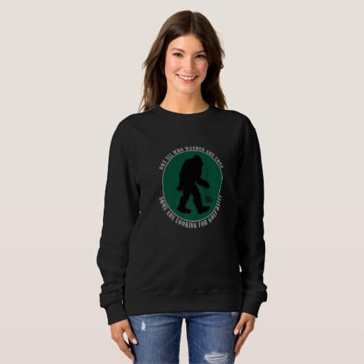 Not All Who Wander Are Lost Funny Sasquatch Golf B Trui (Voorkant volledig)
