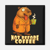 Not Before Coffee-tee – Funny Morning Capybara And Magneet (Voorkant)