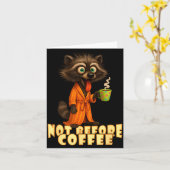 Not Before Coffee-tee – Funny Morning Raccoon And Kaart (Gele Bloem)