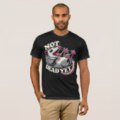 Not Dead Yet Funny Opossum T-Shirt – Humoristische (Voorkant volledig)