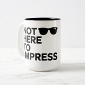 Not Here to Impress Tweekleurige Koffiemok (Voorkant links)